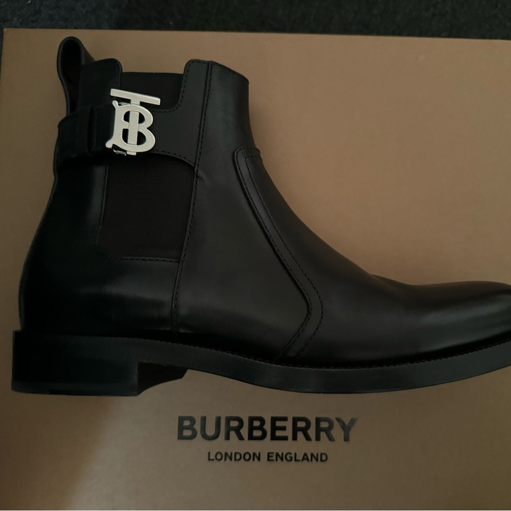 TB Monogram Leather Chelsea Boots
Men's Size: 9 | US9, EU42 women 11